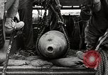 Standbild Marines verfügen über riesige unexploded shell Iwo Jima, 1945, aus Sekunde 37 historischem Filmmaterial Videoclip 65675026259