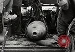 Standbild Marines verfügen über riesige unexploded shell Iwo Jima, 1945, aus Sekunde 40 historischem Filmmaterial Videoclip 65675026259