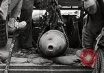 Standbild Marines verfügen über riesige unexploded shell Iwo Jima, 1945, aus Sekunde 41 historischem Filmmaterial Videoclip 65675026259