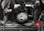 Standbild Marines verfügen über riesige unexploded shell Iwo Jima, 1945, aus Sekunde 42 historischem Filmmaterial Videoclip 65675026259