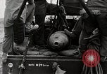 Standbild Marines verfügen über riesige unexploded shell Iwo Jima, 1945, aus Sekunde 44 historischem Filmmaterial Videoclip 65675026259