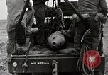 Standbild Marines verfügen über riesige unexploded shell Iwo Jima, 1945, aus Sekunde 45 historischem Filmmaterial Videoclip 65675026259