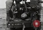 Standbild Marines verfügen über riesige unexploded shell Iwo Jima, 1945, aus Sekunde 46 historischem Filmmaterial Videoclip 65675026259