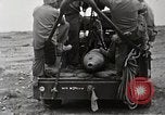Standbild Marines verfügen über riesige unexploded shell Iwo Jima, 1945, aus Sekunde 47 historischem Filmmaterial Videoclip 65675026259