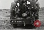 Standbild Marines verfügen über riesige unexploded shell Iwo Jima, 1945, aus Sekunde 48 historischem Filmmaterial Videoclip 65675026259