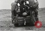 Standbild Marines verfügen über riesige unexploded shell Iwo Jima, 1945, aus Sekunde 49 historischem Filmmaterial Videoclip 65675026259