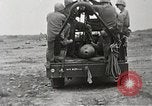 Standbild Marines verfügen über riesige unexploded shell Iwo Jima, 1945, aus Sekunde 50 historischem Filmmaterial Videoclip 65675026259