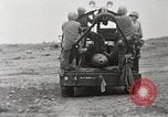 Standbild Marines verfügen über riesige unexploded shell Iwo Jima, 1945, aus Sekunde 51 historischem Filmmaterial Videoclip 65675026259