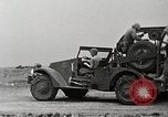 Standbild Marines verfügen über riesige unexploded shell Iwo Jima, 1945, aus Sekunde 57 historischem Filmmaterial Videoclip 65675026259