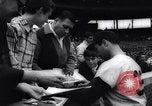 Immagine di Sandy Koufax si ritira dal baseball Los Angeles California USA, 1966, secondo 29 filmato di repertorio 65675026293
