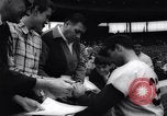 Immagine di Sandy Koufax si ritira dal baseball Los Angeles California USA, 1966, secondo 30 filmato di repertorio 65675026293