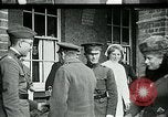 Standbild König George V und Königin besuchen verletzte amerikanische Soldaten Kent England, 1918, aus Sekunde 7 historischem Filmmaterial Videoclip 65675026314