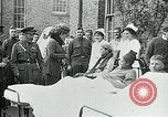 Standbild König George V und Königin besuchen verletzte amerikanische Soldaten Kent England, 1918, aus Sekunde 25 historischem Filmmaterial Videoclip 65675026314