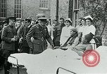 Standbild König George V und Königin besuchen verletzte amerikanische Soldaten Kent England, 1918, aus Sekunde 27 historischem Filmmaterial Videoclip 65675026314