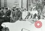 Standbild König George V und Königin besuchen verletzte amerikanische Soldaten Kent England, 1918, aus Sekunde 28 historischem Filmmaterial Videoclip 65675026314