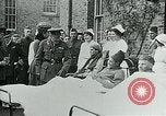 Standbild König George V und Königin besuchen verletzte amerikanische Soldaten Kent England, 1918, aus Sekunde 30 historischem Filmmaterial Videoclip 65675026314