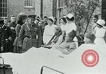 Standbild König George V und Königin besuchen verletzte amerikanische Soldaten Kent England, 1918, aus Sekunde 34 historischem Filmmaterial Videoclip 65675026314