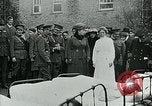 Standbild König George V und Königin besuchen verletzte amerikanische Soldaten Kent England, 1918, aus Sekunde 50 historischem Filmmaterial Videoclip 65675026314