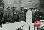 Standbild König George V und Königin besuchen verletzte amerikanische Soldaten Kent England, 1918, aus Sekunde 53 historischem Filmmaterial Videoclip 65675026314
