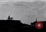 Image Quadriga statue au sommet de la porte de Brandebourg Berlin Allemagne, 1919, de la seconde 1 séquences d'archives historiques vidéo 65675026324
