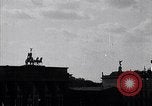Image Quadriga statue au sommet de la porte de Brandebourg Berlin Allemagne, 1919, de la seconde 3 séquences d'archives historiques vidéo 65675026324