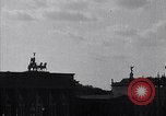 Image Quadriga statue au sommet de la porte de Brandebourg Berlin Allemagne, 1919, de la seconde 5 séquences d'archives historiques vidéo 65675026324
