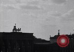 Image Quadriga statue au sommet de la porte de Brandebourg Berlin Allemagne, 1919, de la seconde 6 séquences d'archives historiques vidéo 65675026324