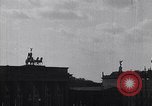 Image Quadriga statue au sommet de la porte de Brandebourg Berlin Allemagne, 1919, de la seconde 9 séquences d'archives historiques vidéo 65675026324
