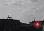 Image Quadriga statue au sommet de la porte de Brandebourg Berlin Allemagne, 1919, de la seconde 10 séquences d'archives historiques vidéo 65675026324