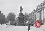 Image Quadriga statue au sommet de la porte de Brandebourg Berlin Allemagne, 1919, de la seconde 11 séquences d'archives historiques vidéo 65675026324