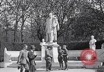 Image Quadriga statue au sommet de la porte de Brandebourg Berlin Allemagne, 1919, de la seconde 22 séquences d'archives historiques vidéo 65675026324