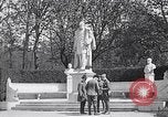 Image Quadriga statue au sommet de la porte de Brandebourg Berlin Allemagne, 1919, de la seconde 31 séquences d'archives historiques vidéo 65675026324
