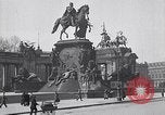 Image Quadriga statue au sommet de la porte de Brandebourg Berlin Allemagne, 1919, de la seconde 32 séquences d'archives historiques vidéo 65675026324