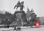 Image Quadriga statue au sommet de la porte de Brandebourg Berlin Allemagne, 1919, de la seconde 33 séquences d'archives historiques vidéo 65675026324