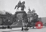Image Quadriga statue au sommet de la porte de Brandebourg Berlin Allemagne, 1919, de la seconde 34 séquences d'archives historiques vidéo 65675026324