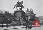 Image Quadriga statue au sommet de la porte de Brandebourg Berlin Allemagne, 1919, de la seconde 35 séquences d'archives historiques vidéo 65675026324