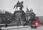 Image Quadriga statue au sommet de la porte de Brandebourg Berlin Allemagne, 1919, de la seconde 36 séquences d'archives historiques vidéo 65675026324