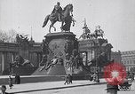 Image Quadriga statue au sommet de la porte de Brandebourg Berlin Allemagne, 1919, de la seconde 37 séquences d'archives historiques vidéo 65675026324
