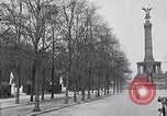 Image Quadriga statue au sommet de la porte de Brandebourg Berlin Allemagne, 1919, de la seconde 44 séquences d'archives historiques vidéo 65675026324