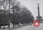 Image Quadriga statue au sommet de la porte de Brandebourg Berlin Allemagne, 1919, de la seconde 48 séquences d'archives historiques vidéo 65675026324