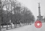 Image Quadriga statue au sommet de la porte de Brandebourg Berlin Allemagne, 1919, de la seconde 49 séquences d'archives historiques vidéo 65675026324