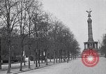 Image Quadriga statue au sommet de la porte de Brandebourg Berlin Allemagne, 1919, de la seconde 50 séquences d'archives historiques vidéo 65675026324