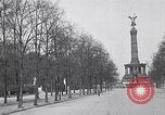 Image Quadriga statue au sommet de la porte de Brandebourg Berlin Allemagne, 1919, de la seconde 51 séquences d'archives historiques vidéo 65675026324