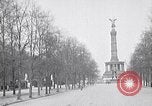 Image Quadriga statue au sommet de la porte de Brandebourg Berlin Allemagne, 1919, de la seconde 52 séquences d'archives historiques vidéo 65675026324
