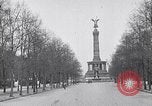 Image Quadriga statue au sommet de la porte de Brandebourg Berlin Allemagne, 1919, de la seconde 53 séquences d'archives historiques vidéo 65675026324
