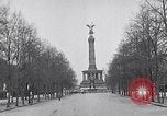 Image Quadriga statue au sommet de la porte de Brandebourg Berlin Allemagne, 1919, de la seconde 54 séquences d'archives historiques vidéo 65675026324