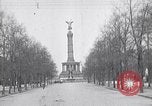 Image Quadriga statue au sommet de la porte de Brandebourg Berlin Allemagne, 1919, de la seconde 55 séquences d'archives historiques vidéo 65675026324