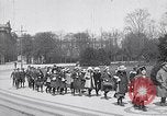 Immagine di Scuola bambini dimostrano Berlino Germania, 1919, secondo 5 filmato di repertorio 65675026325