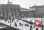 Immagine di Scuola bambini dimostrano Berlino Germania, 1919, secondo 30 filmato di repertorio 65675026325