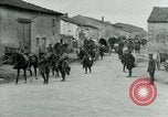 Standbild 128th Field Artillery Truppen Courouvre Frankreich, 1918, aus Sekunde 10 historischem Filmmaterial Videoclip 65675026340